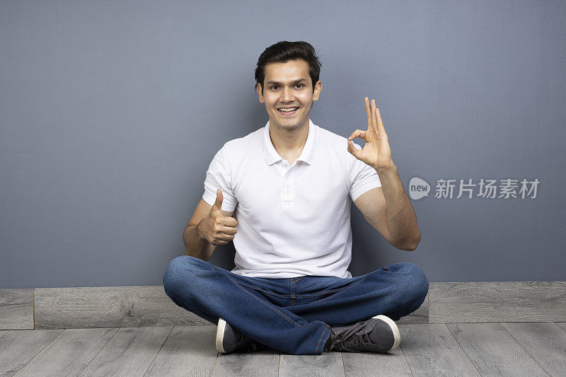 男人盘腿坐在地板上的stock photo